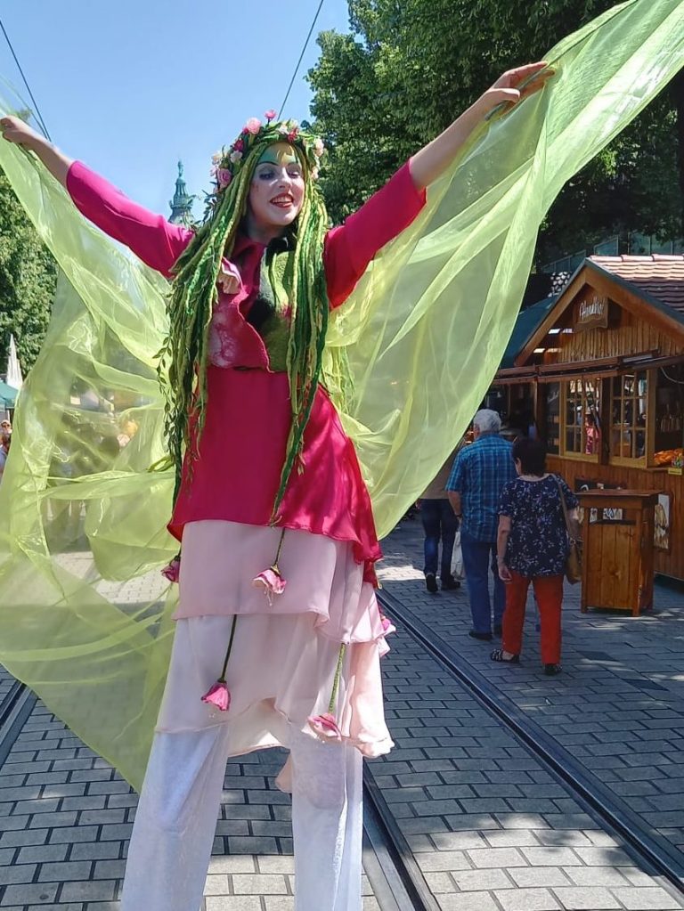 Blumen Walking Act Stelzenläufer mieten  Walk Act Frühling buchen