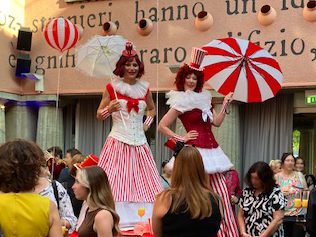 rot weiß Stelzen Künstler Circus