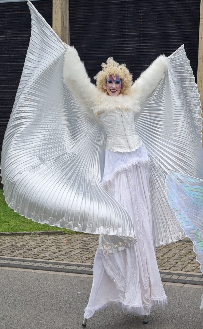 Stelzenkünstler Walking Act