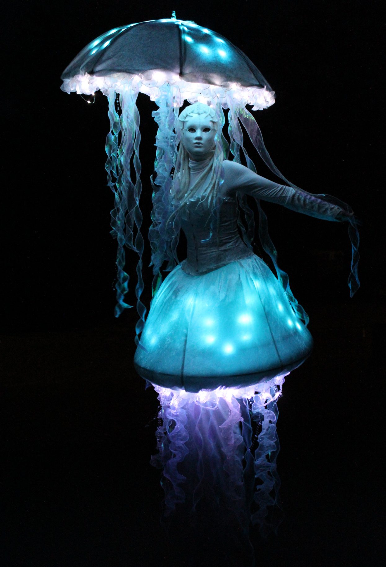 Aqua LED Kostüm Stelzenläufer buchen Wak Acts für Lichterfeste und Abendveranstaltungen 