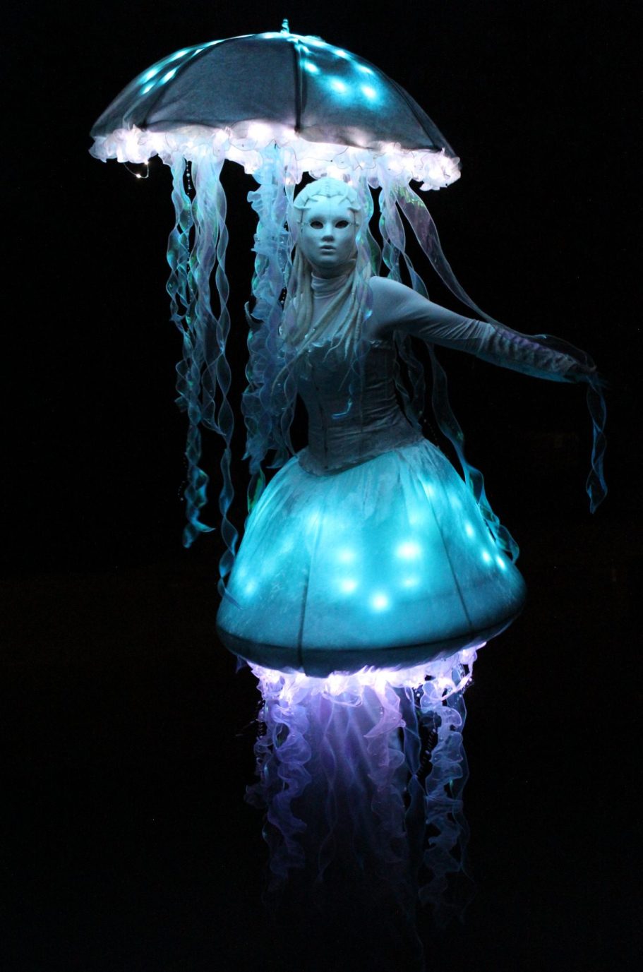 Aqua LED Kostüm Stelzenläufer buchen Wak Acts für Lichterfeste und Abendveranstaltungen