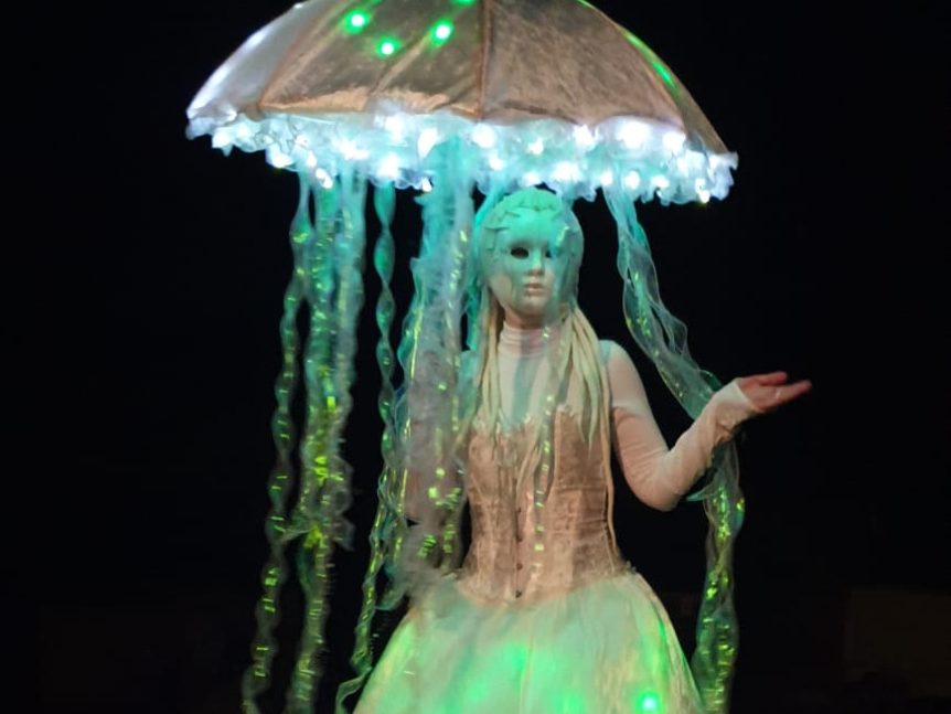 LED Wasserfigur Stelzen Walkact