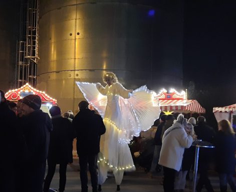 Stelzenkünstler Weihnachten Engel beleuchtet