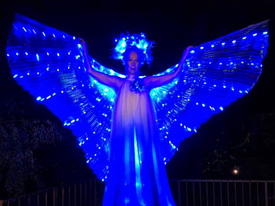 Beleuchtete Stelzenläufer