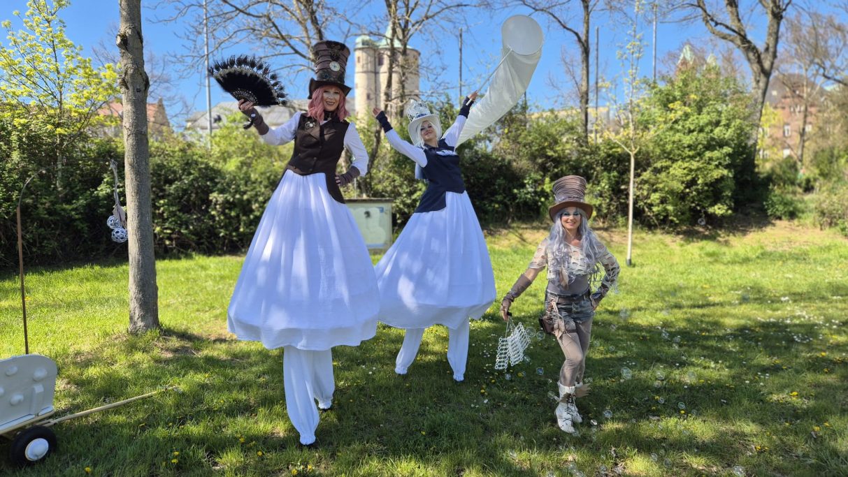 Nostalgischer Walking Act Jahrmarkt Stelzenkünstler