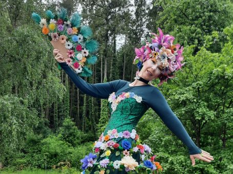 Blumen Performance Walkact Nachhaltigkeit Blumen Kostüm Stelzenkünstler