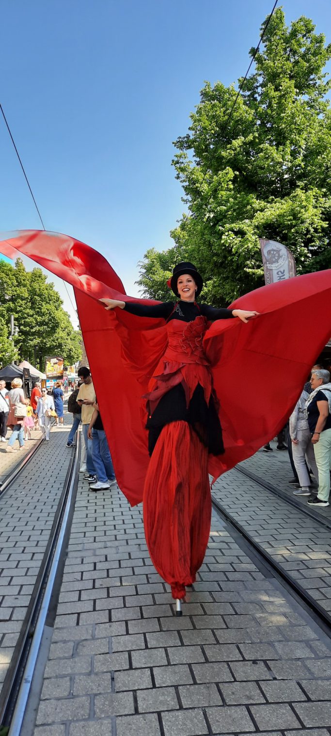 Stelzenläuferin Stadtfest