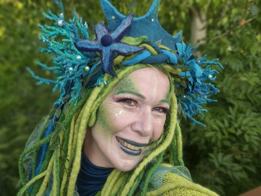 Wasserwesen Stelzenlauf Walking Act Wald Wasser Performance