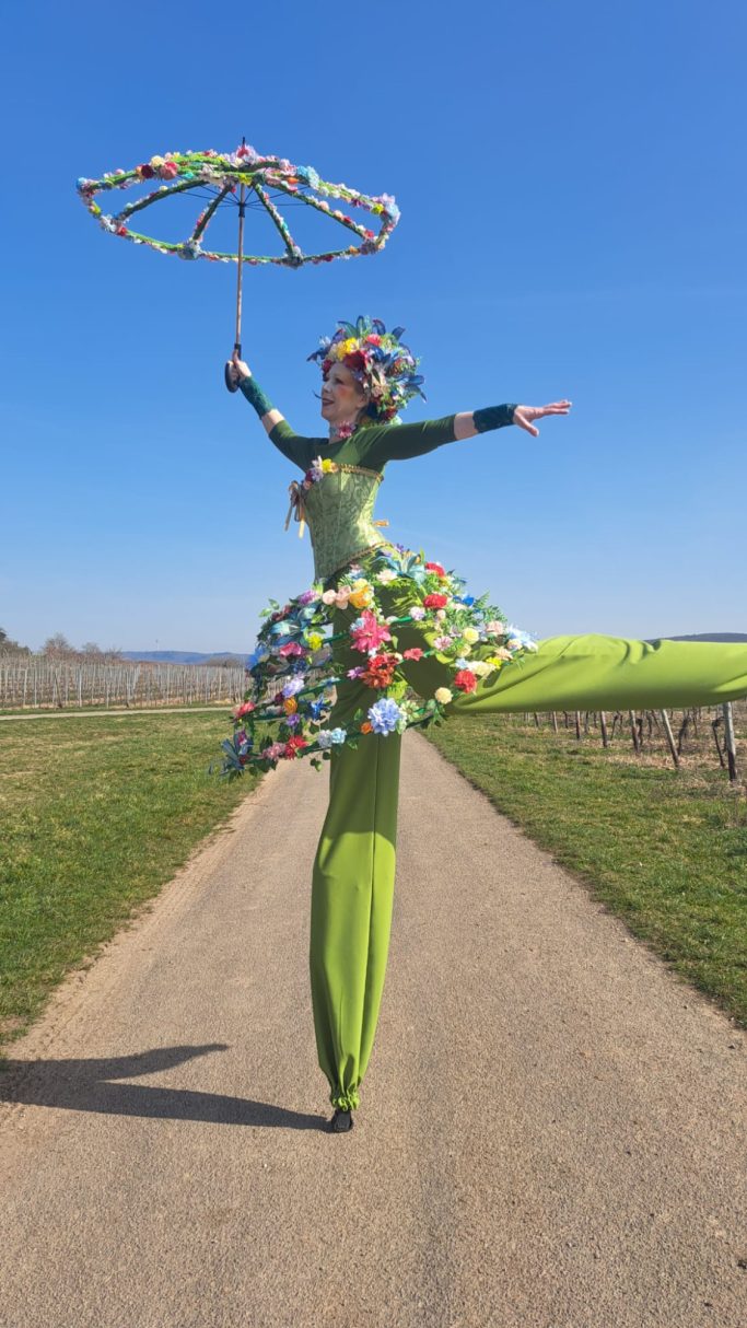 Stelzenkünstler Walkact buchen