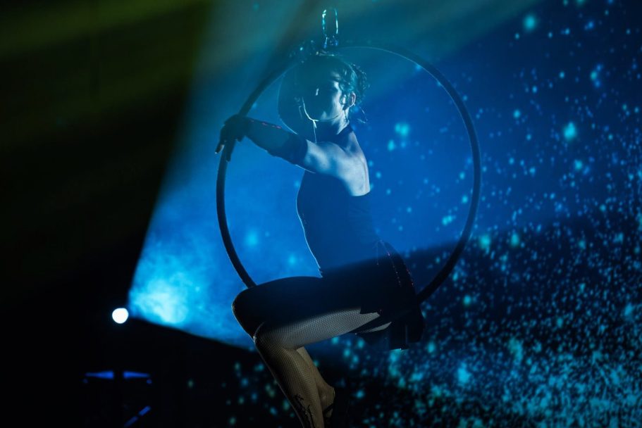 Aerial Hoop, Akrobatik Act, Varieté Künstler buchen, Artisten engagieren