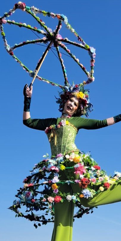 Blumen Walkact buchen Bumen Stelzenläuferin