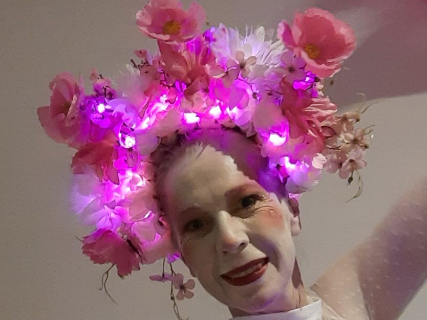 Blüten Walking Act Tänzerin