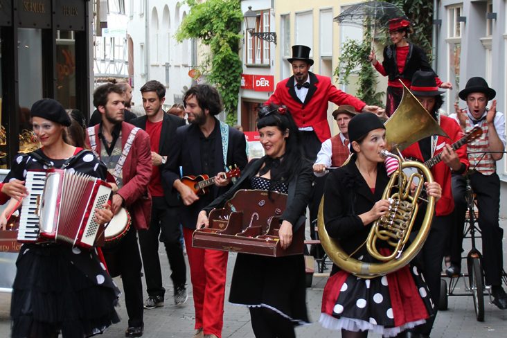 Künstlerparade, Walkact Artisten, Strassenmusik, Stelzenläufer buchen, Stelzentheater