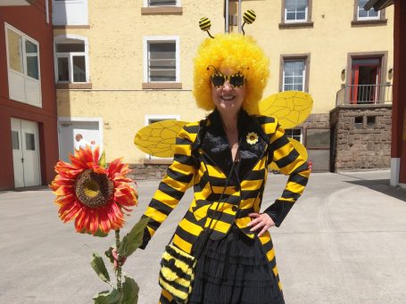 Blume und Biene Walk Act buchen Bienen Kostüm