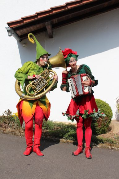 Blumendamen musikalischer Walking Act Künstler