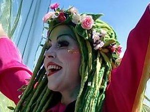 Blumen Performance auf Stelzen