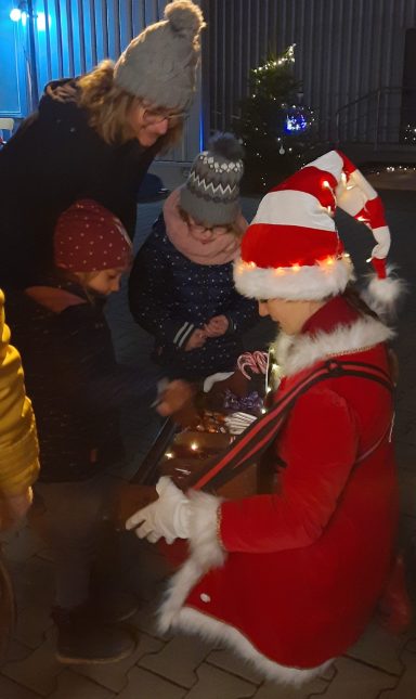 Weihnachtswichtel Walkact mit Bauchladen