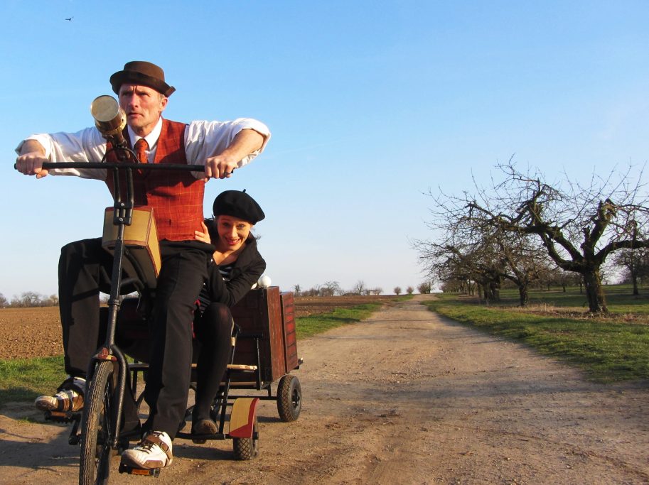 Walking Act mit Artistik und nostalgie Rad