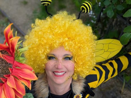 Blume und Biene Walk Act buchen Bienen Kostüm
