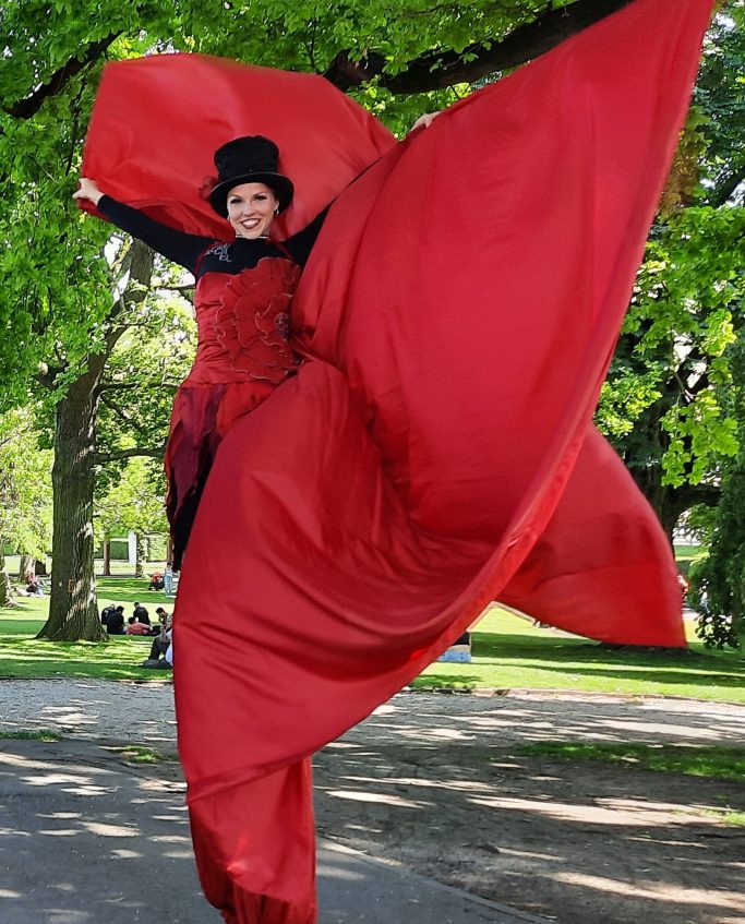 Elegante Stelzenfigur